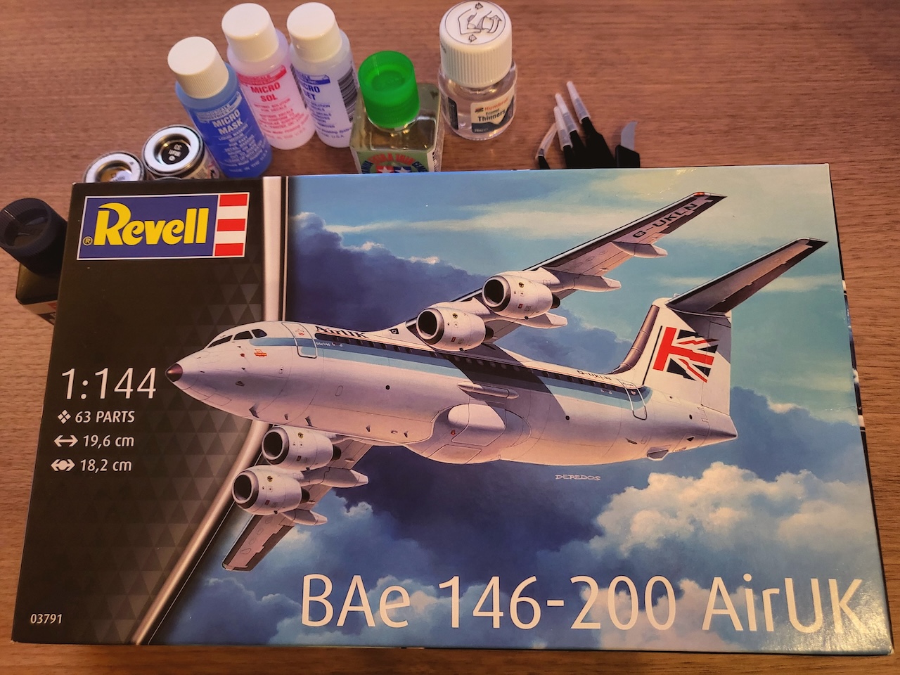 Boîte Revell BAe 146-200 AirUK sur l’établi